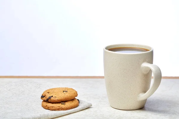 Cup of coffee and biscuit isolated on the white background, close-up, shallow depth of field. — Stock Photo, Image