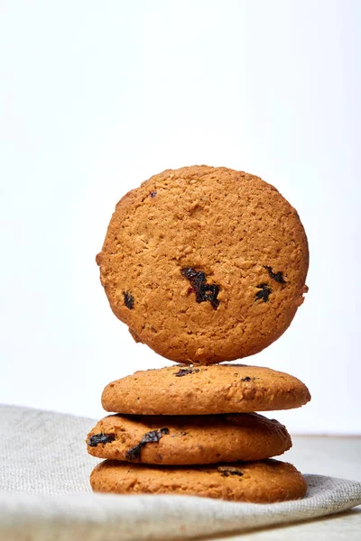 Biscuits aux pépites de chocolat isolés sur fond clair, macro, gros plan, faible profondeur de champ, mise au point sélective — Photo