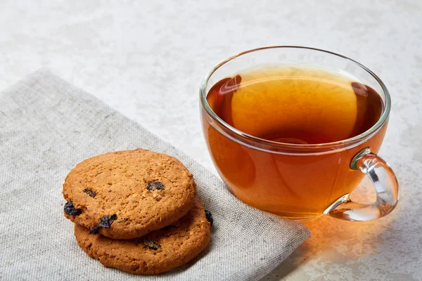 Vista superior de cerca imagen de taza de té de vidrio con galletas aisladas sobre fondo blanco, enfoque frontal, profundidad de campo poco profunda — Foto de Stock