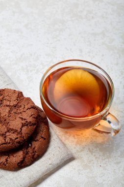 Üstten Görünüm izole beyaz arka plan, frontfocus, sığ derinlik-in tarla bisküvi ile cam çay fincanı resmi oluşturan kapatın