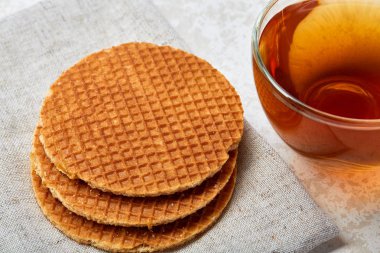 Üstten Görünüm beyaz zemin üzerine sığ derinlik-in tarla izole waffle ile cam çay fincanı resmi oluşturan kapatın