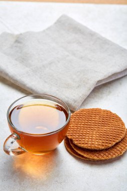 Üstten Görünüm beyaz zemin üzerine sığ derinlik-in tarla izole waffle ile cam çay fincanı resmi oluşturan kapatın