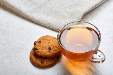 Üstten Görünüm izole beyaz arka plan, frontfocus, sığ derinlik-in tarla bisküvi ile cam çay fincanı resmi oluşturan kapatın