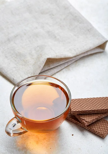 Üstten Görünüm beyaz zemin üzerine sığ derinlik-in tarla izole waffle ile cam çay fincanı resmi oluşturan kapatın