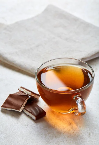 Top view close up picture of tea in glass cup with chocolate isolated on white background, vertical — Stock Photo, Image