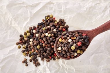 Tahta kaşıkta karabiber.