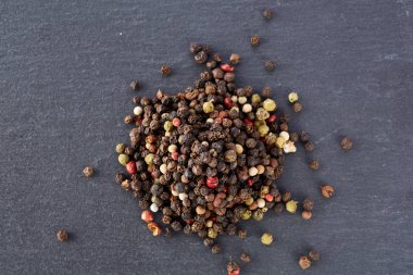 çeşitli toplu biber peppercorns tohum karışımı koyu taş