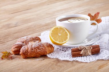 Beyaz fincan çay bir ahşap arka plan beyaz fincan çay çerezleri ahşap arka plan üzerinde kurabiyeyle ile. kopya alanı.