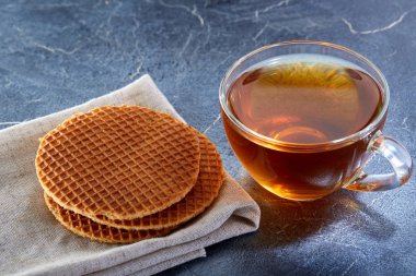 Siyah çay kek koyu grimsi mermer zemin ile cam fincan fotoğrafın alan sığ derinliği.