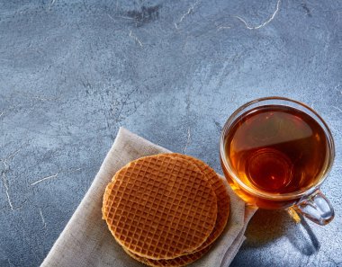 Siyah çay waffle koyu grimsi mermer zemin ile cam fincan. Kahvaltı arka plan