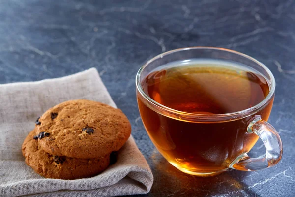 Profundidad superficial de la foto de campo de una taza de té negro con brownies sobre un fondo de mármol grisáceo oscuro . — Foto de Stock