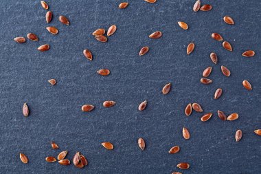 Üstten Görünüm yakın çekim resmi ayrı keten tohumu koyu gri arka plan üzerinde makro.