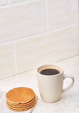 Yakın çekim beyaz fincan kahve ile waffle beyaz arka planda, üstten görünüm