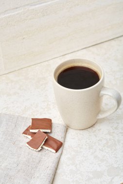 Yakın çekim beyaz fincan kahve çikolata beyaz arka planda, üstten görünüm