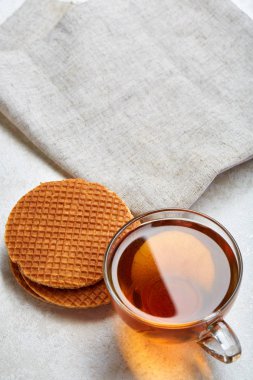 Üstten Görünüm çay beyaz arka plan, seçici odak peçeteye wafflesand ile şeffaf Kupası'nda dikey resim kapat