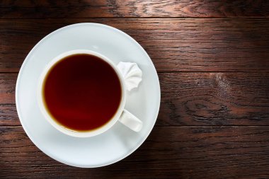 Çay ile meringues ahşap zemin, üstten görünüm