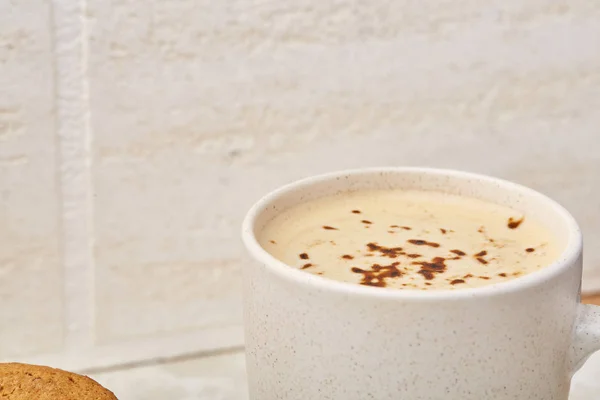 Profundidad superficial de campo taza blanca de café con crema sobre fondo blanco, vista superior —  Fotos de Stock