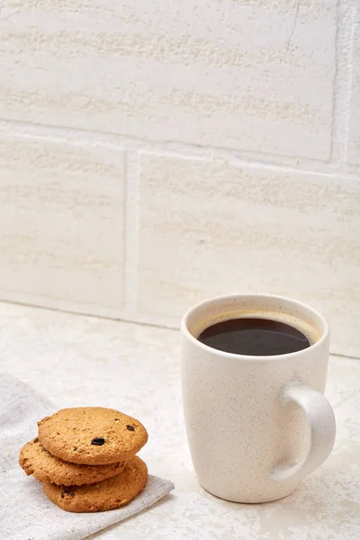 Nahaufnahme weiße Tasse Kaffee mit Schokoladenkeksen auf weißem Hintergrund, Ansicht von oben — Stockfoto