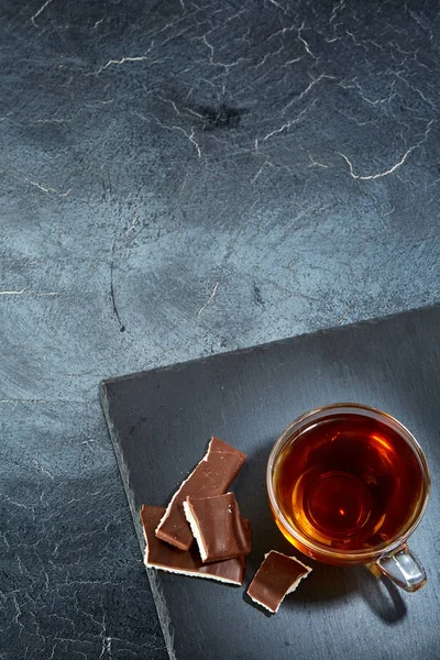 Siyah çay ile çikolata koyu grimsi mermer zemin, dikey bir cam bardak. Kahvaltı arka plan