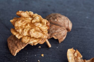 Ana sayfa görünümü yakın çekim shot koyu arka planda, sığ derinlik-in tarla, kırık ceviz makro