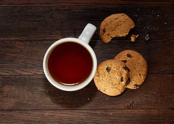 Cup of tea with meringues on a wooden background, top view — Stock Photo, Image