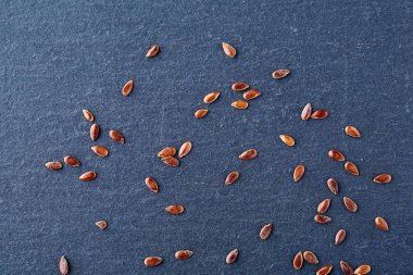 Üstten Görünüm yakın çekim resmi ayrı keten tohumu koyu gri arka plan üzerinde makro.
