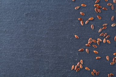 Üstten Görünüm yakın çekim resmi ayrı keten tohumu koyu gri arka plan üzerinde makro.