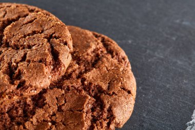 Lowkey resim iki çikolata tanımlama karanlık arka plan, yakın çekim, sığ derinlik-in tarla