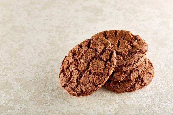 Gros plan faible profondeur de l'image de terrain de biscuits au chocolat fraichement cuits sur une serviette en toile de jute . — Photo