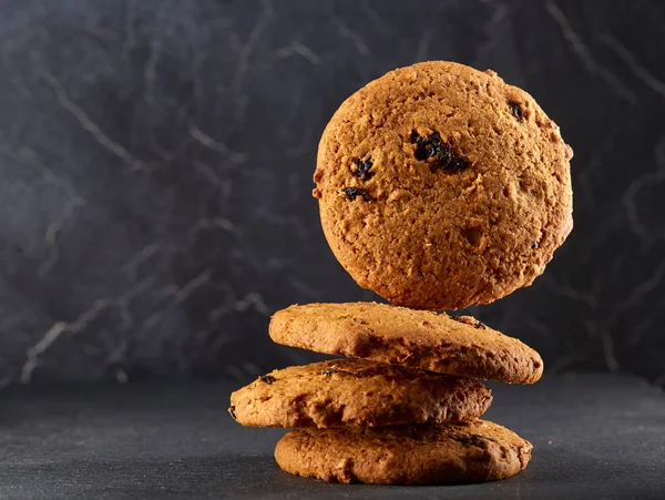 Image basse de biscuits au chocolat sur fond sombre, gros plan, faible profondeur de champ — Photo