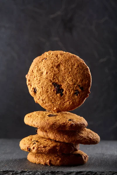 Lowkey picture of chocolate cookies on dark background, close-up, shallow depth of field — Stock Photo, Image