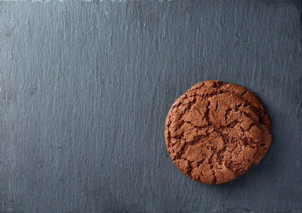 Image basse de deux biscuits au chocolat sur fond sombre, gros plan, faible profondeur de champ — Photo