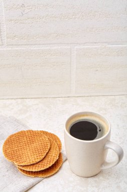 Yakın çekim beyaz fincan kahve ile waffle beyaz arka planda, üstten görünüm