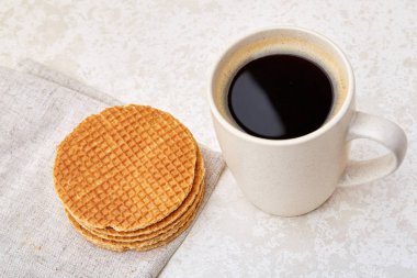 Yakın çekim beyaz fincan kahve ile waffle beyaz arka planda, üstten görünüm