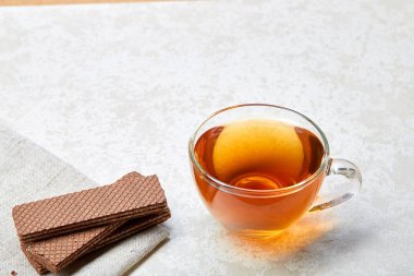 Üstten Görünüm beyaz zemin üzerine sığ derinlik-in tarla izole waffle ile cam çay fincanı resmi oluşturan kapatın