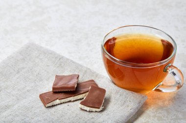 Üstten Görünüm portre resim çay beyaz arka plan, seçici odak çikolata ve pamuk peçeteye ile şeffaf Kupası
