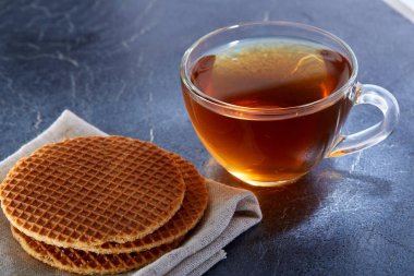 Siyah çay tanımlama karanlık grimsi mermer zemin ile cam fincan. Kahvaltı arka plan