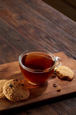 Çay kesme tahtası ahşap zemin, üstten görünüm tanımlama ile