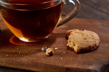 Çay kesme tahtası ahşap zemin, üstten görünüm tanımlama ile