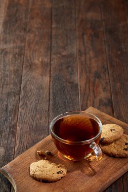 Çay kesme tahtası ahşap zemin, üstten görünüm tanımlama ile