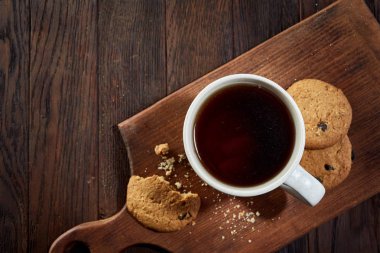 Tanımlama bilgileri, çalışma kitabı ve kalemin ahşap arka plan, üstten görünüm üzerinde çay