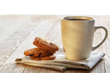 Rustik ahşap arka plan, üstten görünüm peçeteye pamuk üzerinde çerezleri porselen çay fincanı çikolata ile cips