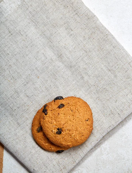 Empilement de biscuits aux pépites de chocolat sur fond en bois. Biscuits au chocolat empilés avec mise au point sélective . — Photo