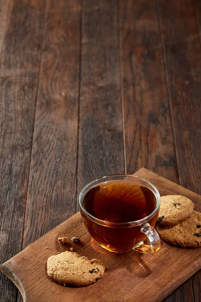 Çay kesme tahtası ahşap zemin, üstten görünüm tanımlama ile