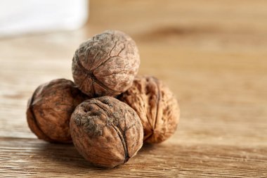 Bir yığın birlikte ve rustik ahşap arka plan, sığ derinlik-in tarla, seçici odak üzerinde kazıklı ceviz