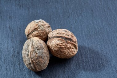 Bolca ceviz birlikte kazıklı ve koyu arka plan üzerine sığ derinlik-in tarla, seçici odak izole