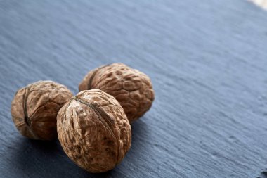 Bolca ceviz birlikte kazıklı ve koyu arka plan üzerine sığ derinlik-in tarla, seçici odak izole