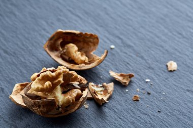 Ana sayfa görünümü yakın çekim shot koyu arka planda, sığ derinlik-in tarla, kırık ceviz makro