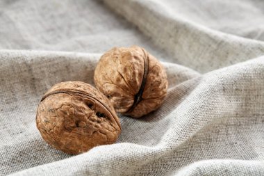 Birlikte hafif gri Kumaş Pamuk masa örtüsü seçici odak kazıklı ceviz sert kabukları yığını