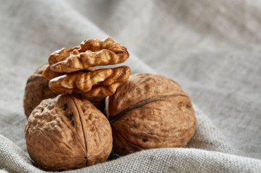 Birlikte hafif gri Kumaş Pamuk masa örtüsü seçici odak kazıklı ceviz sert kabukları yığını